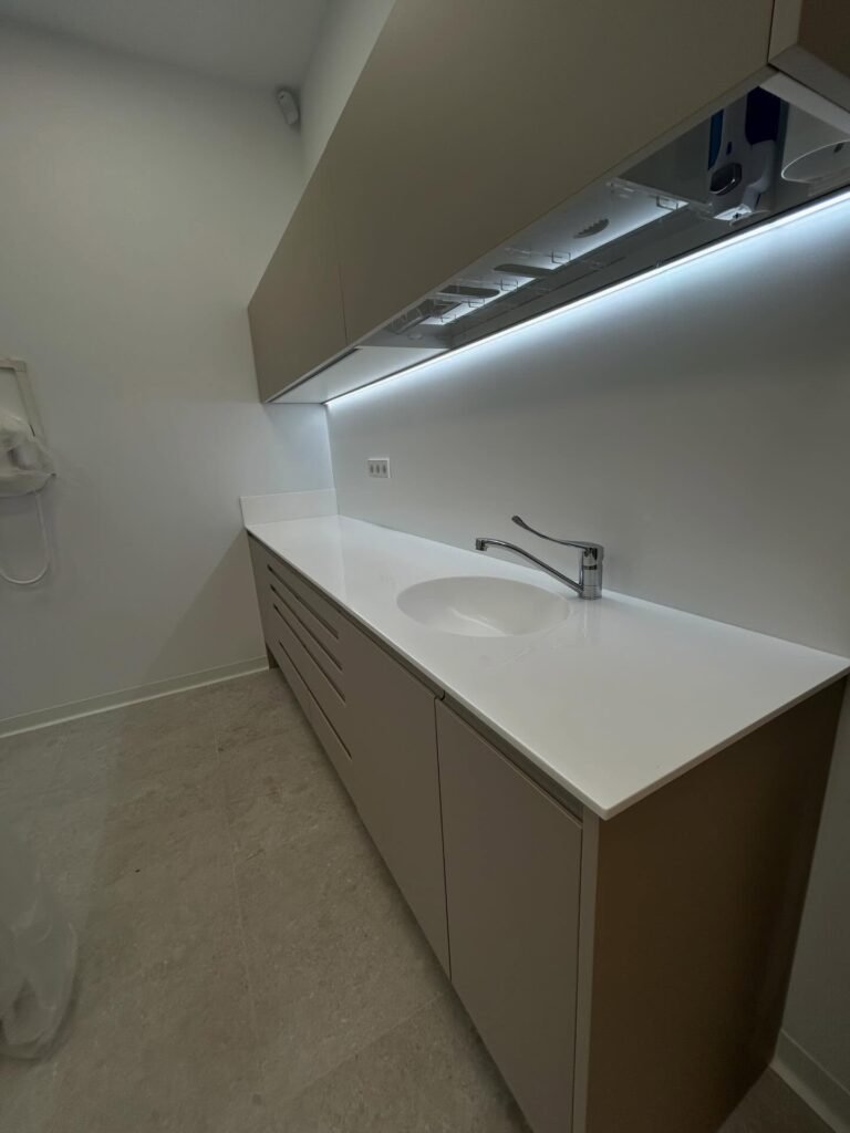 Gabinete dental con encimera solid surface y líneas rectas
