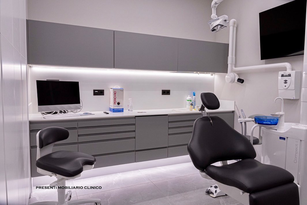 Clínica dental en Pamplona — gabinete con sillón y mobiliario a medida por Presenti Mobiliario