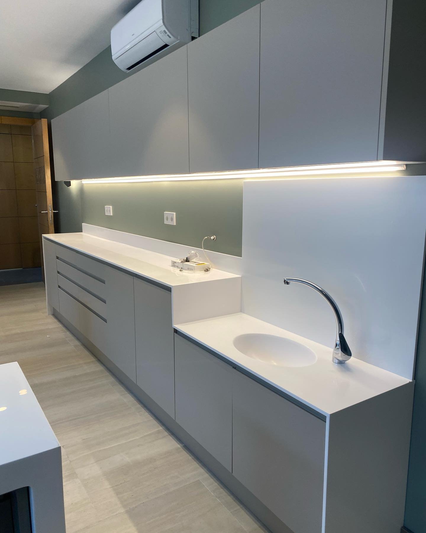 Mobiliario para clínica de ortodoncia infantil con encimera CORIAN en cascadas por Presenti Mobiliario