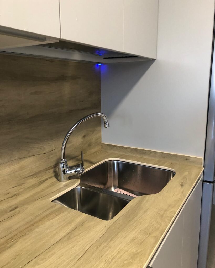 Cocina en gris seda con encimera porcelánico efecto madera