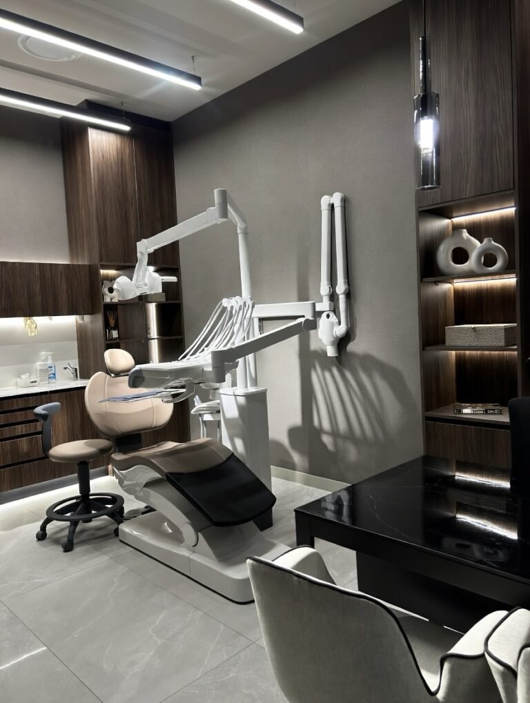 Consulta dental con líneas limpias y materiales nobles
