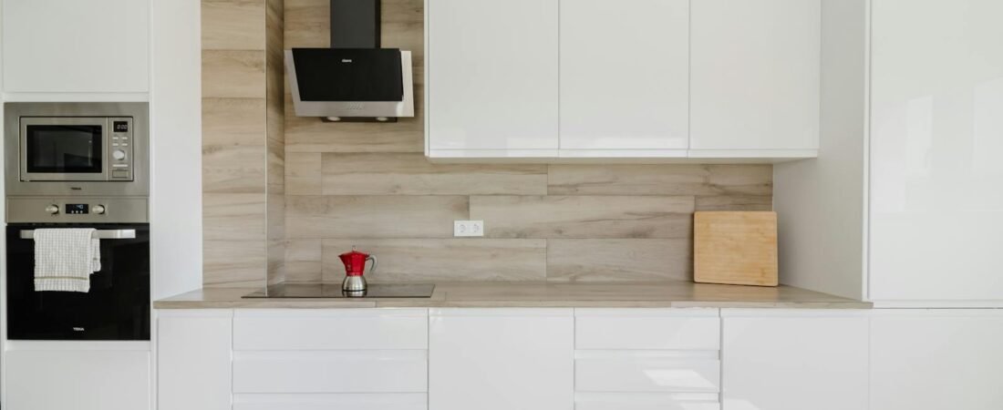 Frentes de Cocina: Laminado, Lacado o Madera Natural — Cuál Elegir