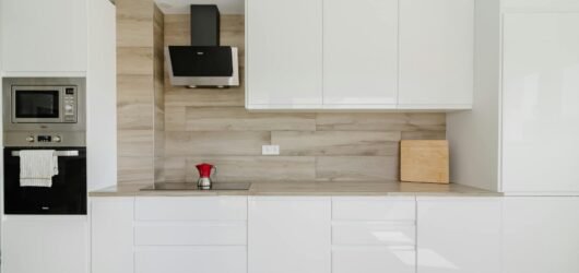 Frentes de Cocina: Laminado, Lacado o Madera Natural — Cuál Elegir 2 Frentes de Cocina: Laminado, Lacado o Madera Natural — Cuál Elegir