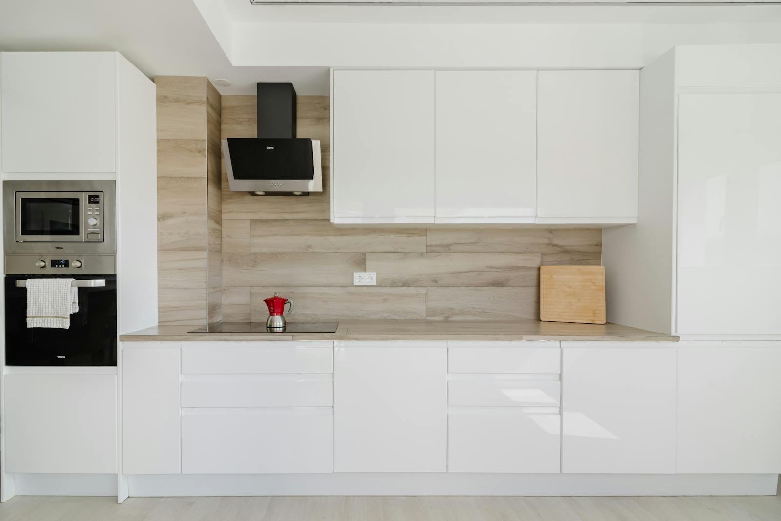 Frentes de Cocina: Laminado, Lacado o Madera Natural — Cuál Elegir