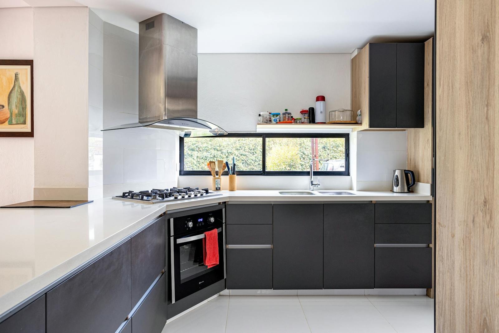 Cocina en L proyectada por Presenti Mobiliario para piso de Delicias, Zaragoza