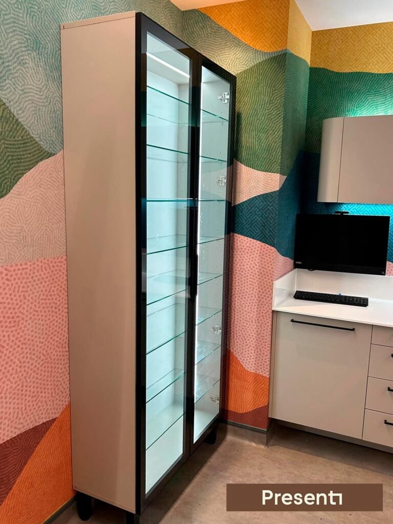 Rincones acogedores en gabinete dental con vitrina iluminada